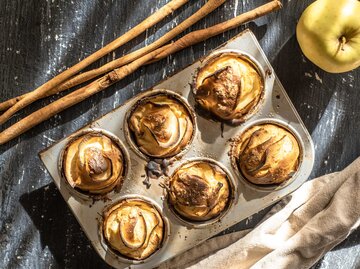 Ein Blech Muffins von oben | © Getty Images/ eleonora galli