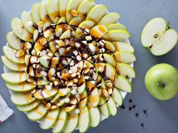 Apfel-Nachos  | © Getty Images/VeselovaElena