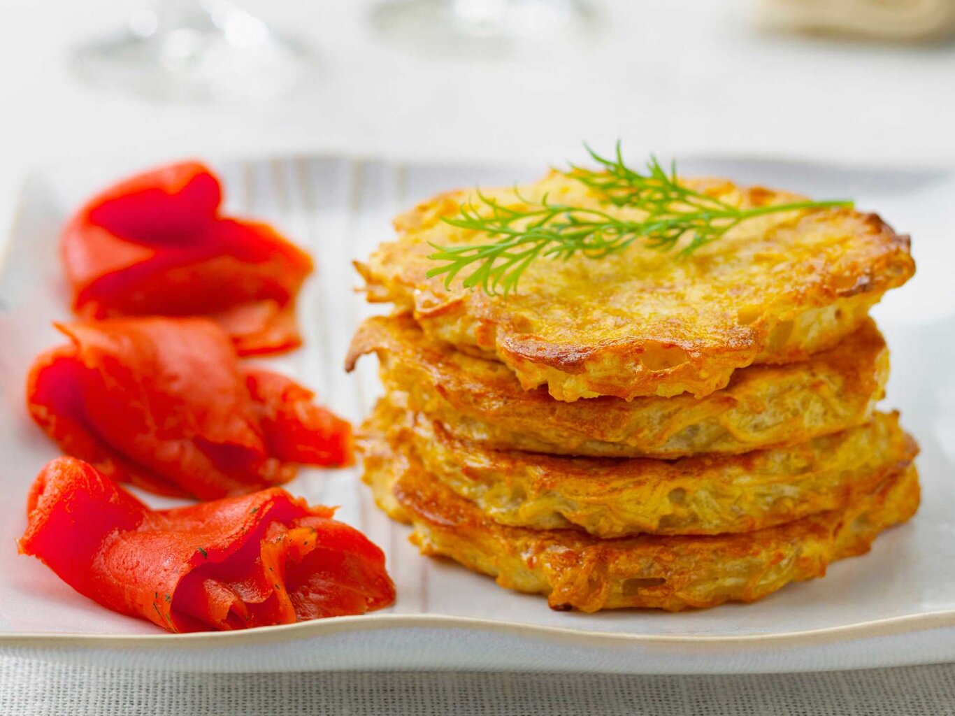 Deftiges Brunch-Rezept: Kartoffelpuffer mit Speck und Käse