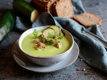 Zucchini Spinat Suppe | © Adobe Stock/noirchocolate