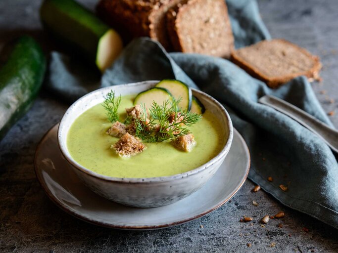 Zucchini Spinat Suppe | © Adobe Stock/noirchocolate