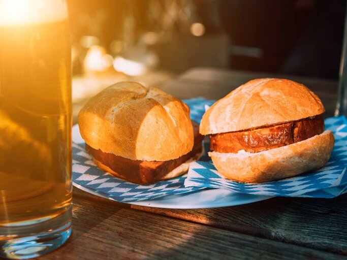 Ein Brötchen mit Leberkäse in der Sonne | © Getty Images/Nikada