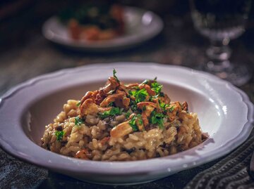 Ein Teller mit Risotto mit Pfifferlingen. | © Getty Images/GMVozd