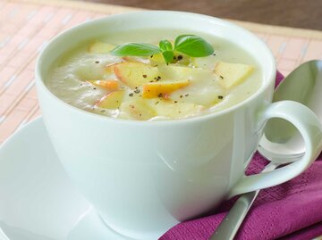 Kartoffelsuppe mit Apfel | © Adobe Stock/Anticiclo