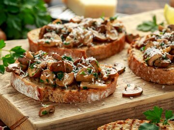 Bruschetta mit Pilzen und Petersilie. | © Getty Images/DronG