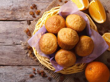 Mehrere Orangenmuffins von oben | © Getty Images/ALLEKO