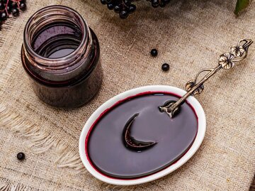 Eine Schüssel mit Holundersuppe auf einem Leinentuch | © Getty Images/Fuzullhanum