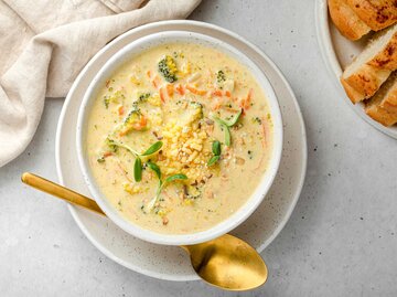 Eine Schüssel mit Käse-Nudelsuppe | © Getty Images/Anastasia Dobrusina