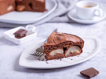 Ein Stück Schokoladenkuchen mit Apfel und weihnachtlichen Gewürzen | © Getty Images/tasha_lyubina