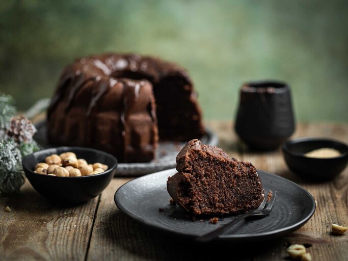 Ein Tisch mit einem aufgeschnittenen Schokokuchen | © Getty Images/Anne DEL SOCORRO