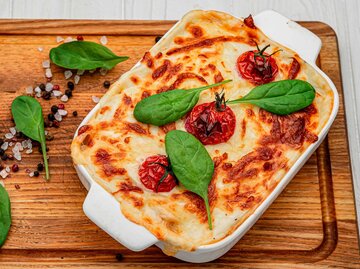 Schupfnudel-Auflauf mit Tomate und Mozzarella | © Getty Images/YuraWhite