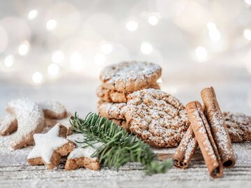 Gestapelte Kekse auf einem Tisch | © Getty Images/Tina Terras & Michael Walter