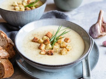 Eine Teller Knoblauch-Kichererbsen-Suppe  | © Adobe Stock/noirchocolate