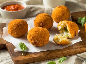 Einige Arancini auf einem Teller | © Adobe Stock/Brent Hofacker
