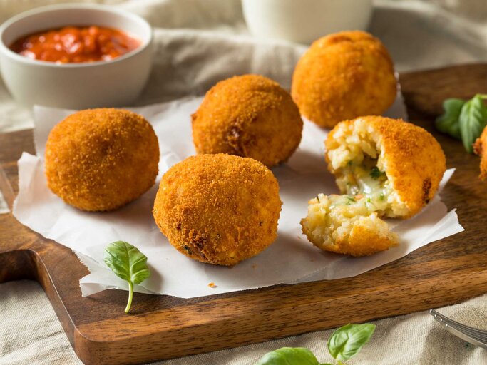 Einige Arancini auf einem Teller | © Adobe Stock/Brent Hofacker