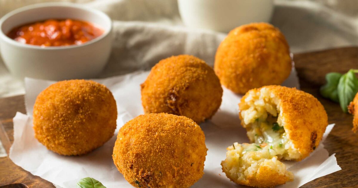 Köstlicher Snack aus Italien: Frittierte Reisbällchen mit Pilzfüllung