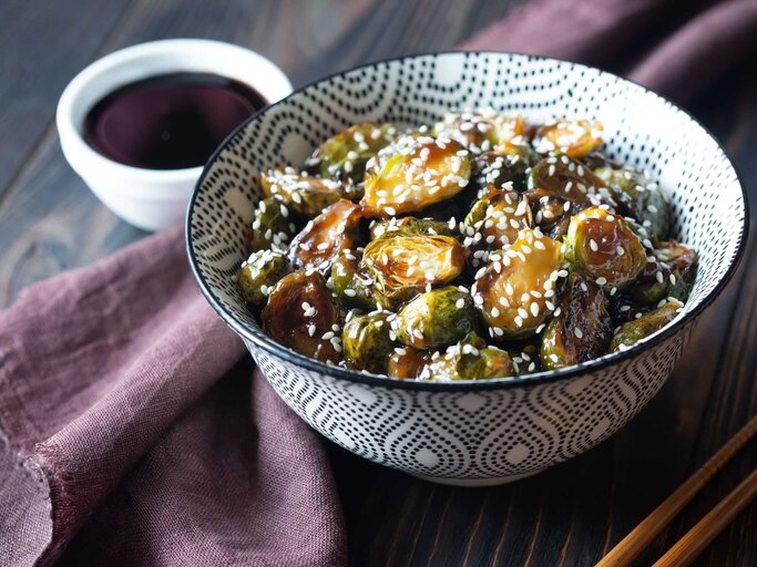 Fein gewürzter Rosenkohl mit Sojasauce und geröstetem Sesam