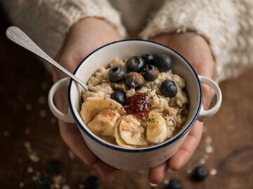 Eine Tasse mit Porridge und frischen Früchten | © Adobe Stock/ duranphotography