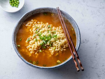 Ramen Suppe mit Stäbchen | © Getty Images/AnastasiaNurullina