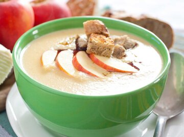 Apfel-Pastinaken-Suppe | © Adobe Stock/babsi_w