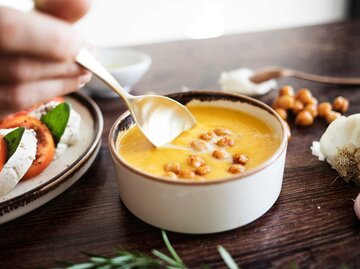 Eine Schale vegane Suppe auf einem Tisch | © Getty Images/Miriam Cerezo Garcia