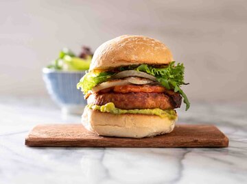 Veganer Burger auf einem Holzbrett angerichtet | © Getty Images/Jenner Images