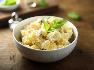 viraler knuspriger Kartoffelsalat mit Dressing | © Getty Images/Mariha-kitchen