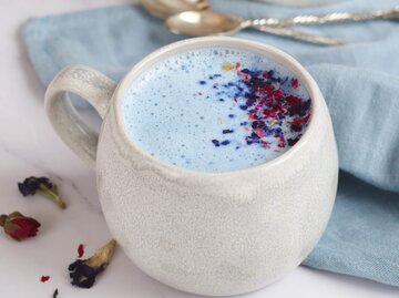 Die Blue Moon Milk hübsch angerichtet  | © shutterstock / P-Kheawtasang