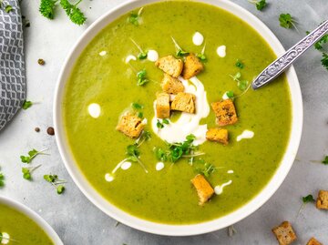 Eine Schale grüne Suppe | © Adobe Stock/annaszella