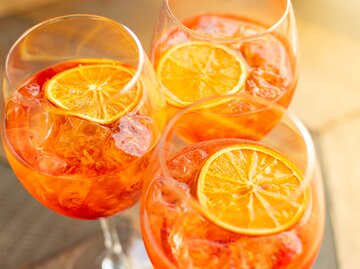 3 Gläser Lillet-Orange-Spritz | © Getty Images