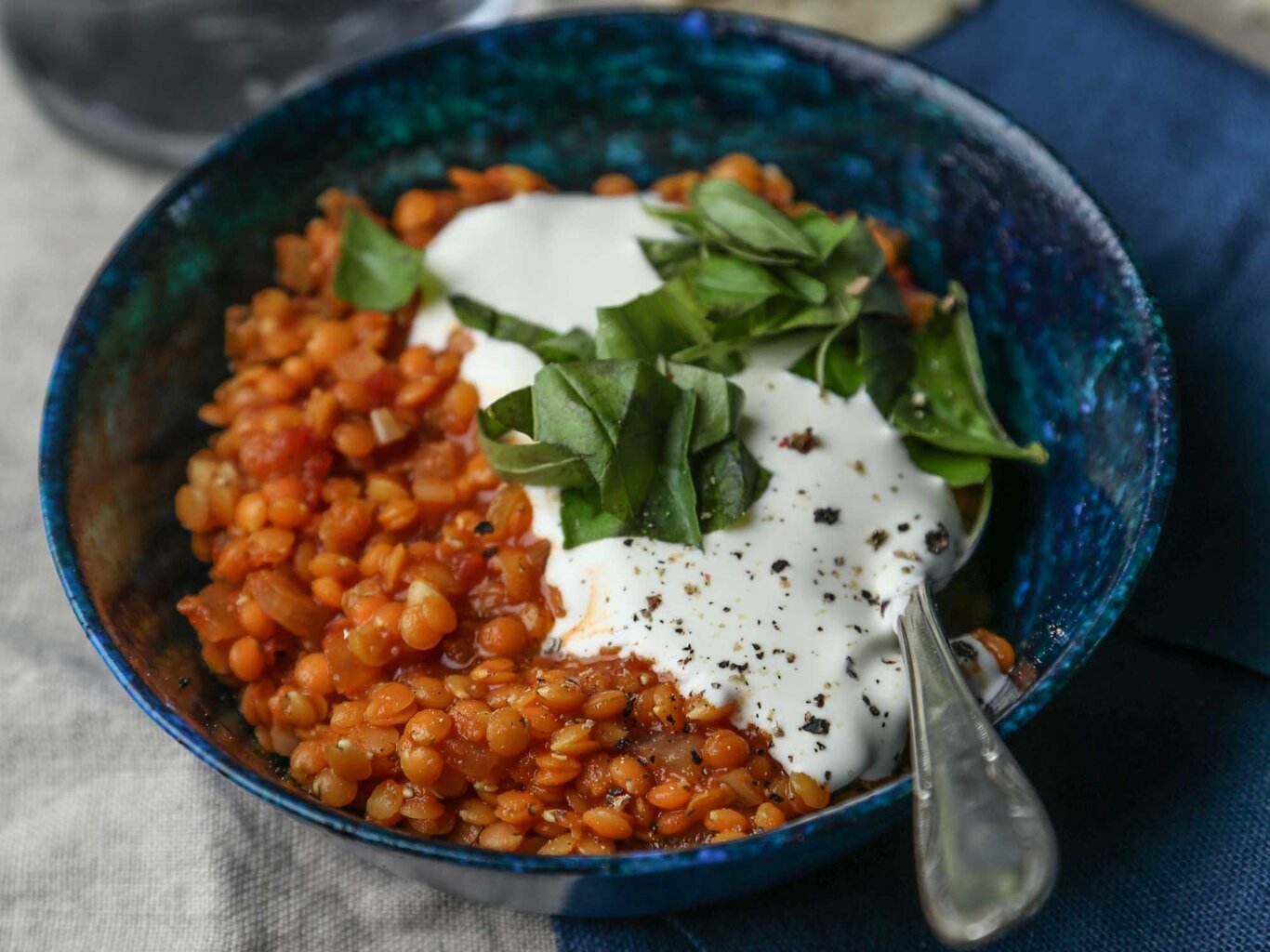 Indischer Klassiker: Rezept für cremig-würziges Rote Linsen Dal