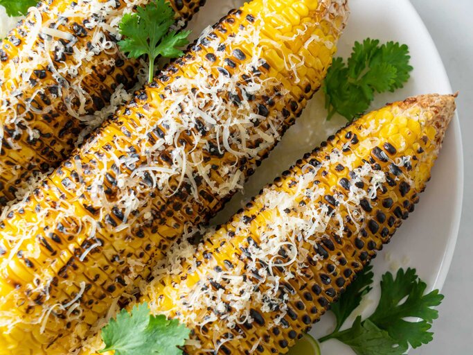 Grillgenuss: Gegrillter Mais mit Parmesan und Knoblauch