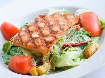 Caesar Salad mit Lachs | © Getty Images/rudisill