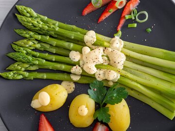 Grüner Spargel serviert mit Kartoffeln und Hollandaise | © AndreaRR/Shutterstock.com