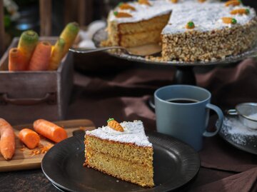 Rüblikuchen serviert auf einem Teller | © Getty Images/MelanieMaya