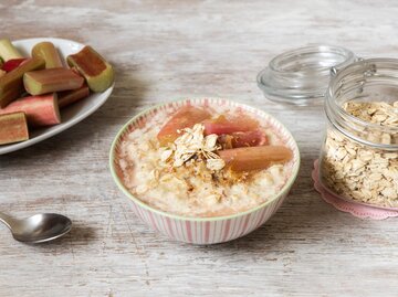 Porridge mit Rhabarberstücken | © Getty Images/Westend61