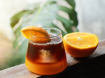 Orangensaft mit Espresso gemischt in einem Glas | © Getty Images/apiwatt