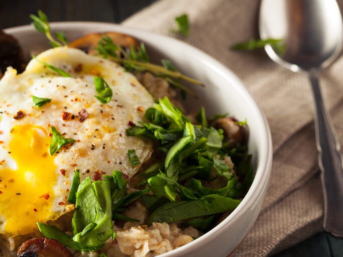 Herzhaftes Porridge mit Ei | © Getty Images/bhofack2