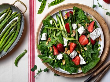 Erdbeer-Spargel-Salat mit Feta | © Getty Images/sveta_zarzamora