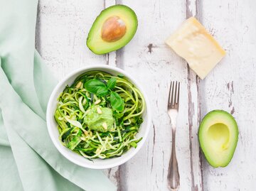 Avocado-Pasta mit Basilikum | © Getty Images/Westend61
