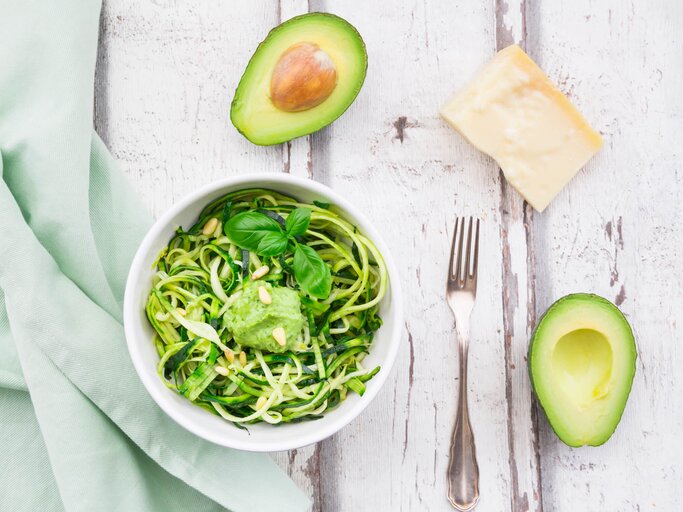 Avocado-Pasta mit Basilikum | © Getty Images/Westend61