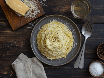 Pasta Cacio e Pepe auf einem Teller | © Getty Images/Vladislav Chusov