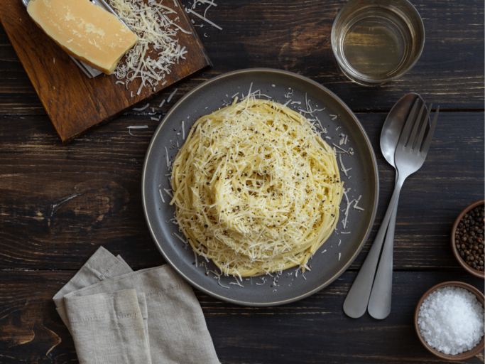 Pasta Cacio e Pepe auf einem Teller | © Getty Images/Vladislav Chusov