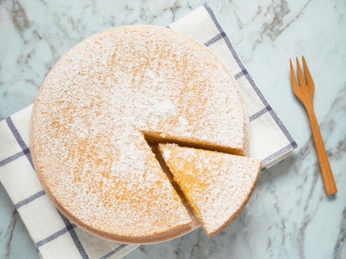 Joghurtkuchen auf kariertem Geschirrtuch | © Getty Images/p_saranya