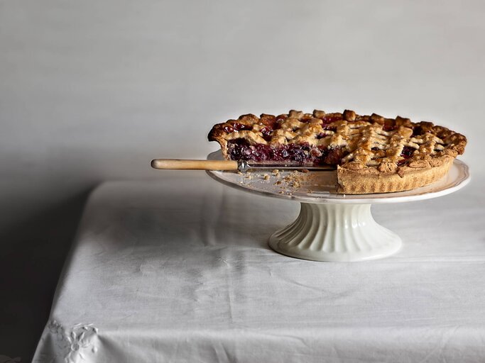 Kirschkuchen auf Etagere | © Getty Images/Miriam Garcia