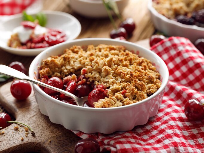 Kirsch Crumble serviert | © Getty Images/zi3000