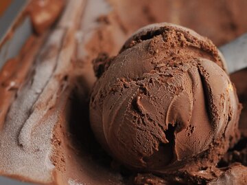 Kinderschokolade-Eis | © Getty Images/bebuntoon