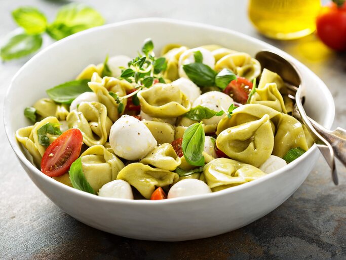 Kalter Tortellini Salat mit Gemüse | © Elena Veselova/Shutterstock.com