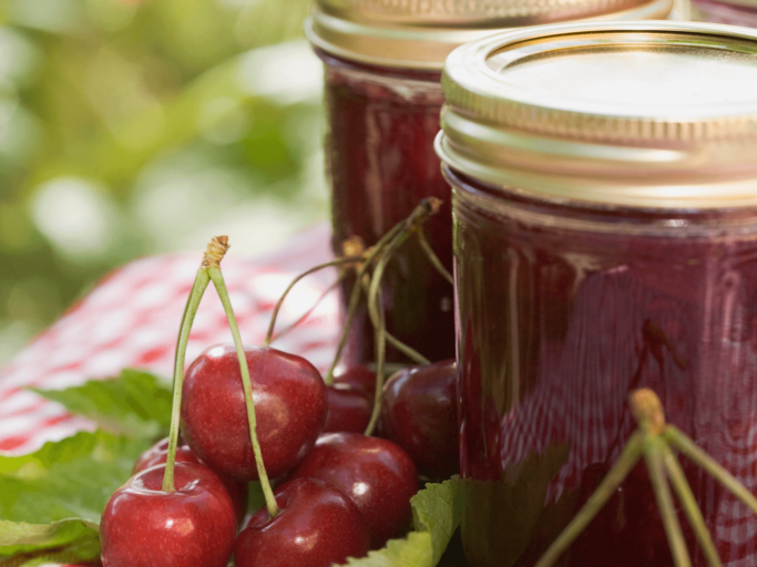 Kirschmarmelade in Gläsern | © Getty Images/Jupiterimages