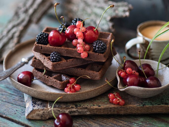 Brownie-Waffeln mit Kirschen und Beeren dekoriert | © Getty Images/Verdina Anna
